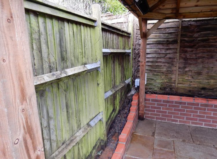 Feather Edge and Lap Panel Fencing in Lovedean, Hampshire - Both feather edge and lap panel fencing used here to replace old rotting fencing due to drainage issues. Garden Fencing - MDB Landscapes