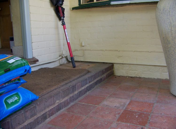 Mint sandstone Sett Paving in Sandhurst, Berkshire - Mint sandstone setts used here for both pedestrian and vehicular areas within a front garden. Garden Paving - MDB Landscapes