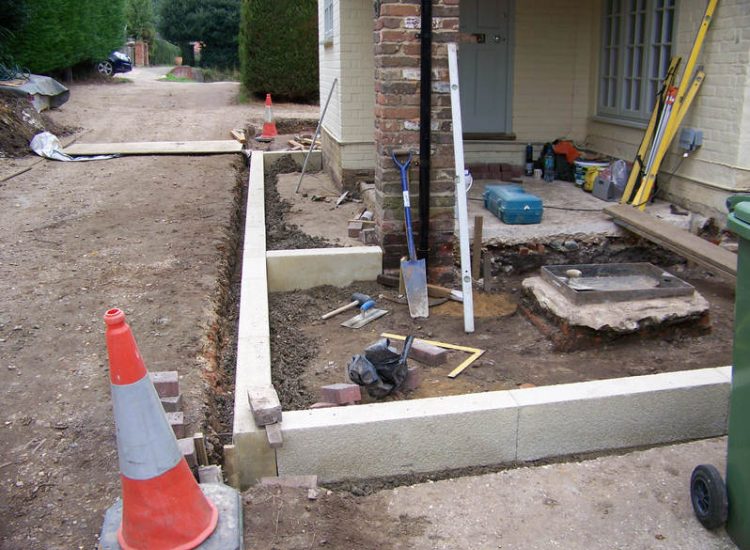 Mint sandstone Sett Paving in Sandhurst, Berkshire - Mint sandstone setts used here for both pedestrian and vehicular areas within a front garden. Garden Paving - MDB Landscapes