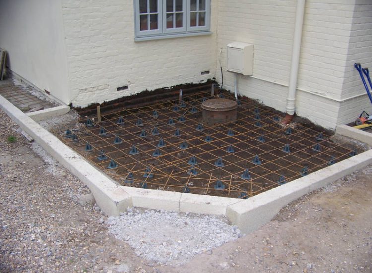 Mint sandstone Sett Paving in Sandhurst, Berkshire - Mint sandstone setts used here for both pedestrian and vehicular areas within a front garden. Garden Paving - MDB Landscapes