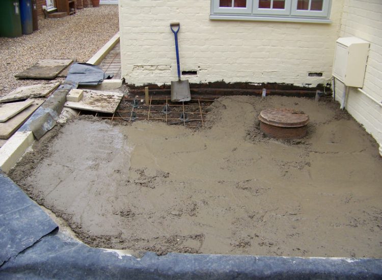 Mint sandstone Sett Paving in Sandhurst, Berkshire - Mint sandstone setts used here for both pedestrian and vehicular areas within a front garden. Garden Paving - MDB Landscapes