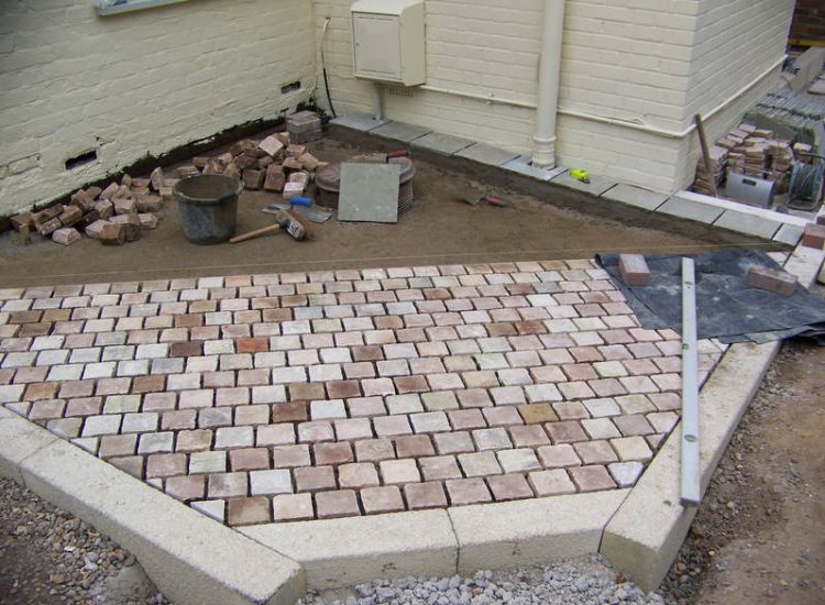Mint sandstone Sett Paving in Sandhurst, Berkshire - Mint sandstone setts used here for both pedestrian and vehicular areas within a front garden. Garden Paving - MDB Landscapes