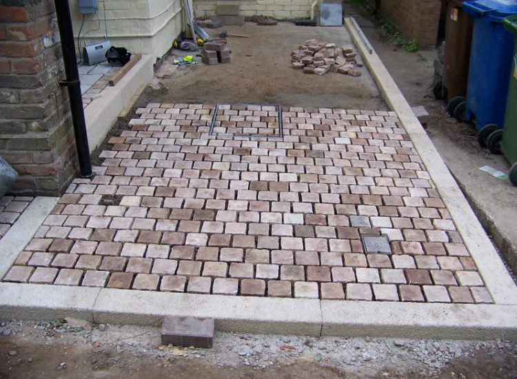 Mint sandstone Sett Paving in Sandhurst, Berkshire - Mint sandstone setts used here for both pedestrian and vehicular areas within a front garden. Garden Paving - MDB Landscapes