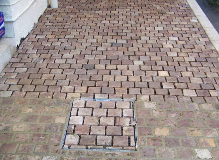 Mint sandstone Sett Paving in Sandhurst, Berkshire - Mint sandstone setts used here for both pedestrian and vehicular areas within a front garden. Garden Paving - MDB Landscapes