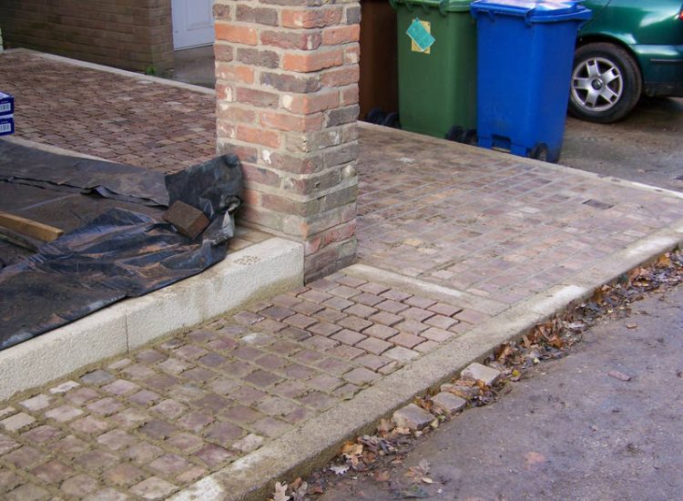 Mint sandstone Sett Paving in Sandhurst, Berkshire - Mint sandstone setts used here for both pedestrian and vehicular areas within a front garden. Garden Paving - MDB Landscapes