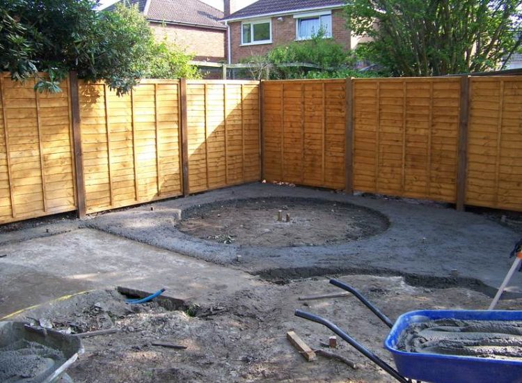 Garden Paving in Fleet, Hampshire - Kota Brown Limestone paving and cropped 200x100x100mm granite setts used. Garden Paving - MDB Landscapes