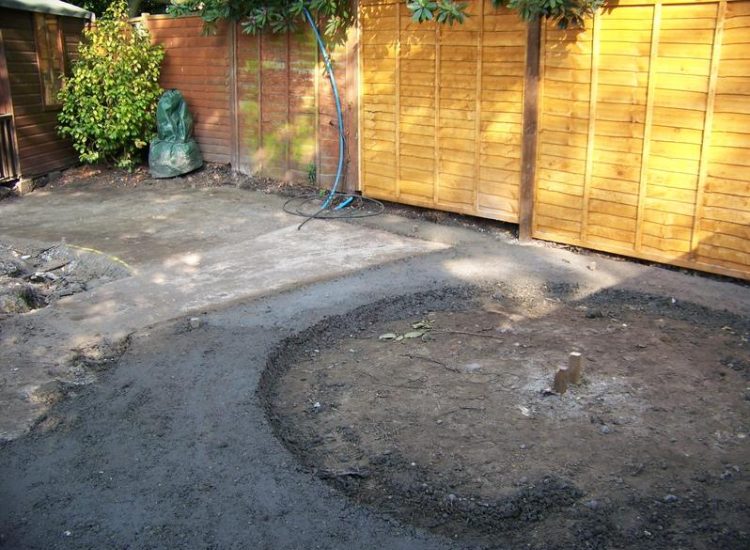 Garden Paving in Fleet, Hampshire - Kota Brown Limestone paving and cropped 200x100x100mm granite setts used. Garden Paving - MDB Landscapes