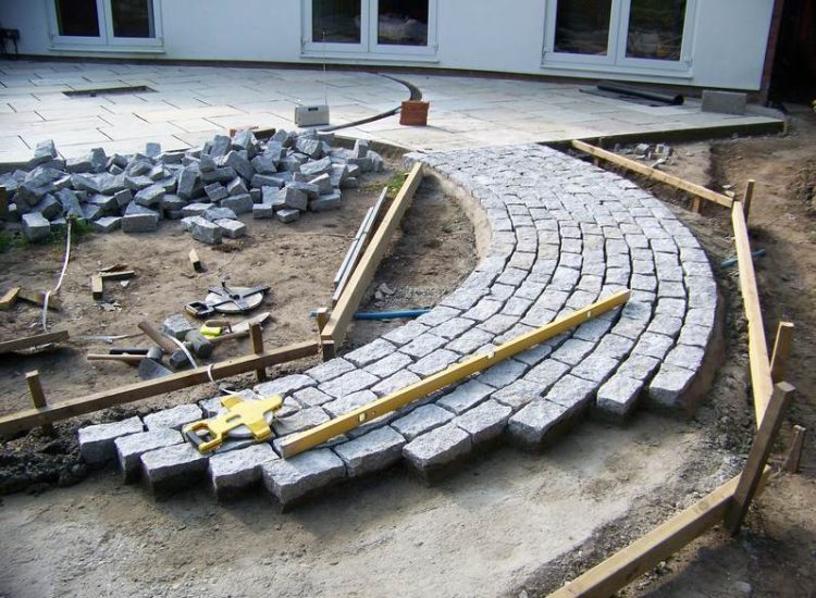 Garden Paving in Fleet, Hampshire - Kota Brown Limestone paving and cropped 200x100x100mm granite setts used. Garden Paving - MDB Landscapes