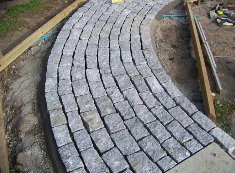 Garden Paving in Fleet, Hampshire - Kota Brown Limestone paving and cropped 200x100x100mm granite setts used. Garden Paving - MDB Landscapes