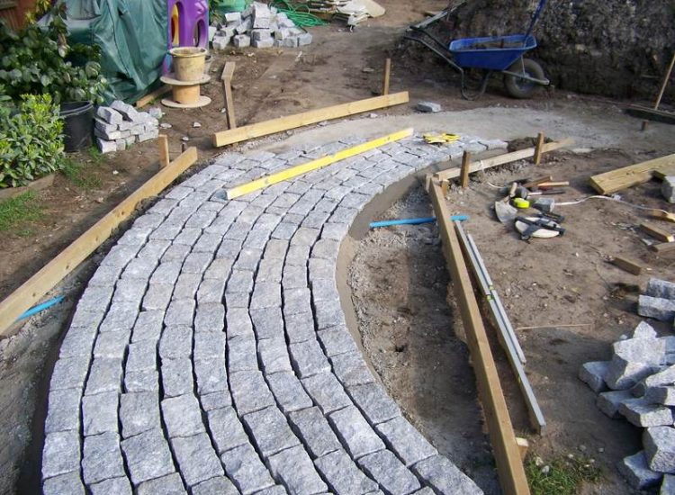 Garden Paving in Fleet, Hampshire - Kota Brown Limestone paving and cropped 200x100x100mm granite setts used. Garden Paving - MDB Landscapes