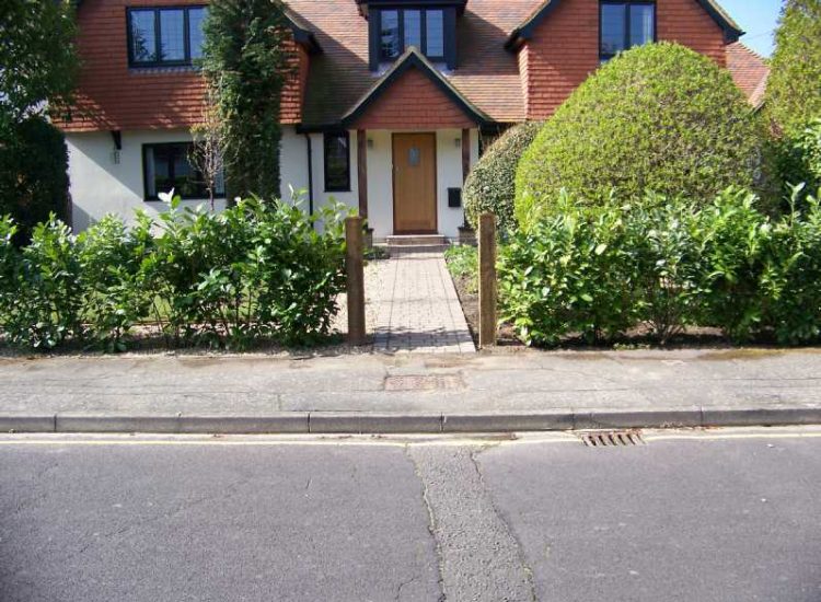 Laurel Hedging and Planting in Woking, Surrey - Instant laurel hedging, grasses and summer flowering shrubs. Garden plants and planting for Surrey and Hampshire - MDB Landscapes