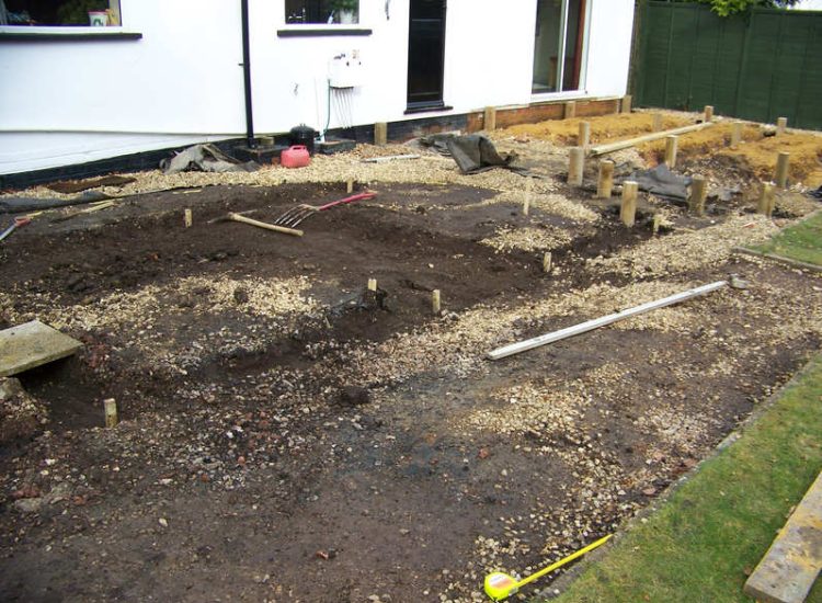 Kota Brown Limestone Paving in Fleet, Hampshire - A circular edged terrace area with adjacent timber decking. Garden Paving - MDB Landscapes