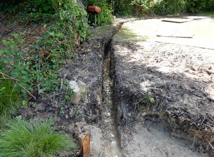 Planting Border Drainage Cranleigh, Surrey - To aid reinstatement of a new boundary hedge a bold drainage solution was required incorporating drainage layers, land drains and the use of a sump and pump. Garden drainage - MDB Landscapes