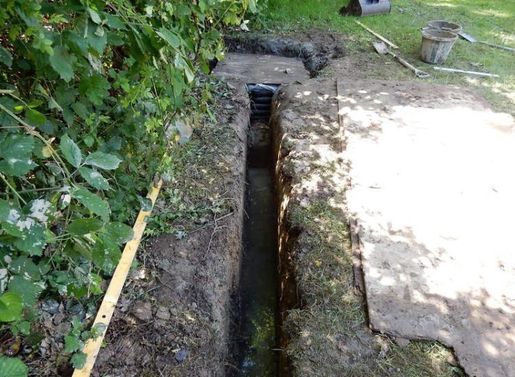Planting Border Drainage Cranleigh, Surrey - To aid reinstatement of a new boundary hedge a bold drainage solution was required incorporating drainage layers, land drains and the use of a sump and pump. Garden drainage - MDB Landscapes