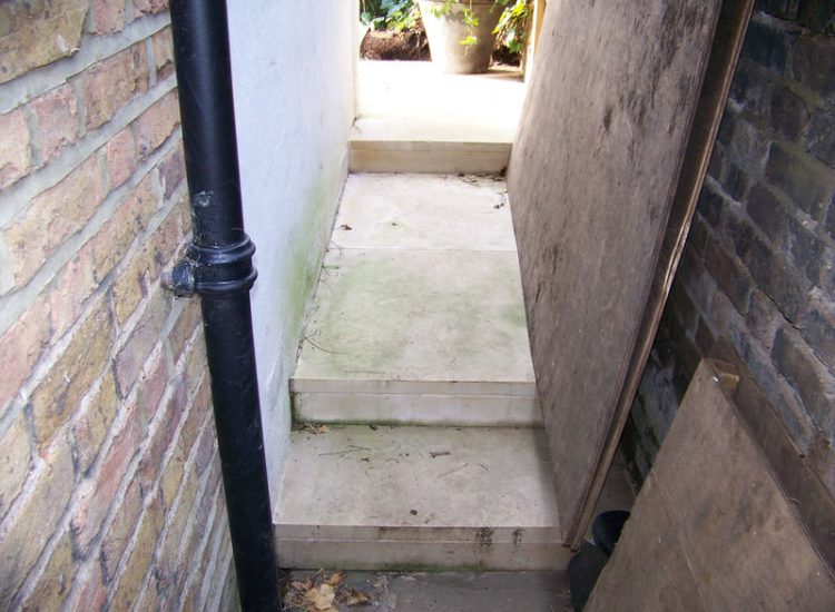 Lawn Drainage London - A poor soil medium left lawn areas very water logged and difficult to manage through out the year. Extensive land drainage was installed, new rootzone medium imported in and lawns re-turfed. Access was also restricted for this project with difficult level changes to contend with. Garden Drainage - MDB Landscapes