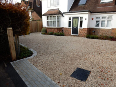 Decorative Aggregate Driveway Farnham, Surrey, GU9 - Old English limestone chippings framed with a crisp and neat edging of sawn granite setts. Decorative Aggregate Driveway Farnham, Surrey, GU9 - Old English limestone chippings framed with a crisp and neat edging of sawn granite setts.