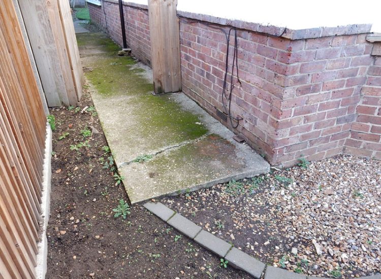 Decorative Aggregate Driveway Farnham, Surrey, GU9 - Old English limestone chippings framed with a crisp and neat edging of sawn granite setts. Decorative Aggregate Driveway Farnham, Surrey, GU9 - Old English limestone chippings framed with a crisp and neat edging of sawn granite setts.