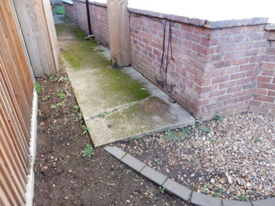 Decorative Aggregate Driveway Farnham, Surrey, GU9 - Old English limestone chippings framed with a crisp and neat edging of sawn granite setts. Decorative Aggregate Driveway Farnham, Surrey, GU9 - Old English limestone chippings framed with a crisp and neat edging of sawn granite setts.