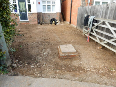 Decorative Aggregate Driveway Farnham, Surrey, GU9 - Old English limestone chippings framed with a crisp and neat edging of sawn granite setts. Decorative Aggregate Driveway Farnham, Surrey, GU9 - Old English limestone chippings framed with a crisp and neat edging of sawn granite setts.