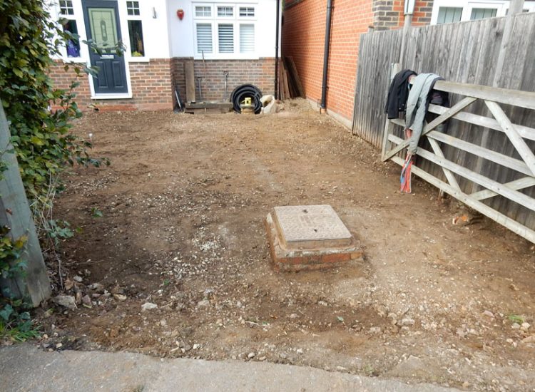 Decorative Aggregate Driveway Farnham, Surrey, GU9 - Old English limestone chippings framed with a crisp and neat edging of sawn granite setts. Decorative Aggregate Driveway Farnham, Surrey, GU9 - Old English limestone chippings framed with a crisp and neat edging of sawn granite setts.