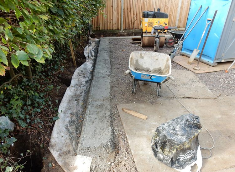 Decorative Aggregate Driveway Farnham, Surrey, GU9 - Old English limestone chippings framed with a crisp and neat edging of sawn granite setts. Decorative Aggregate Driveway Farnham, Surrey, GU9 - Old English limestone chippings framed with a crisp and neat edging of sawn granite setts.