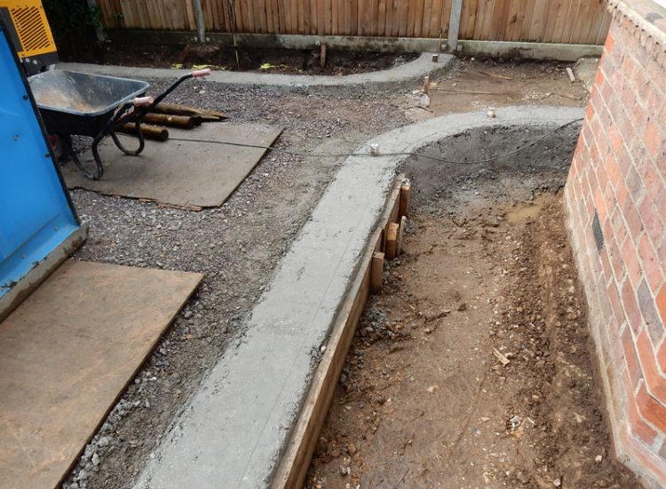 Decorative Aggregate Driveway Farnham, Surrey, GU9 - Old English limestone chippings framed with a crisp and neat edging of sawn granite setts. Decorative Aggregate Driveway Farnham, Surrey, GU9 - Old English limestone chippings framed with a crisp and neat edging of sawn granite setts.