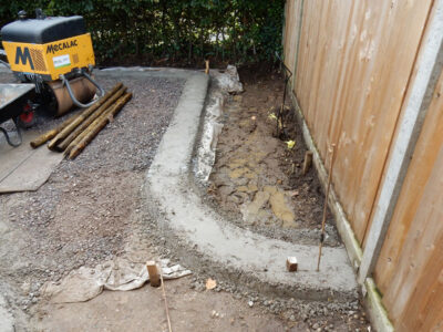 Decorative Aggregate Driveway Farnham, Surrey, GU9 - Old English limestone chippings framed with a crisp and neat edging of sawn granite setts. Decorative Aggregate Driveway Farnham, Surrey, GU9 - Old English limestone chippings framed with a crisp and neat edging of sawn granite setts.