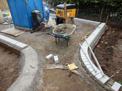 Decorative Aggregate Driveway Farnham, Surrey, GU9 - Old English limestone chippings framed with a crisp and neat edging of sawn granite setts. Decorative Aggregate Driveway Farnham, Surrey, GU9 - Old English limestone chippings framed with a crisp and neat edging of sawn granite setts.