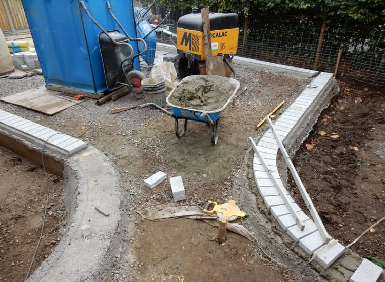 Decorative Aggregate Driveway Farnham, Surrey, GU9 - Old English limestone chippings framed with a crisp and neat edging of sawn granite setts. Decorative Aggregate Driveway Farnham, Surrey, GU9 - Old English limestone chippings framed with a crisp and neat edging of sawn granite setts.