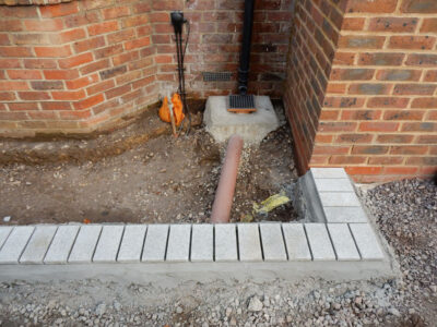 Decorative Aggregate Driveway Farnham, Surrey, GU9 - Old English limestone chippings framed with a crisp and neat edging of sawn granite setts. Decorative Aggregate Driveway Farnham, Surrey, GU9 - Old English limestone chippings framed with a crisp and neat edging of sawn granite setts.