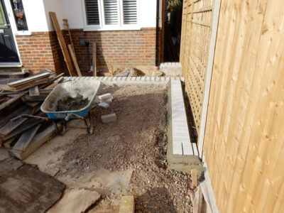 Decorative Aggregate Driveway Farnham, Surrey, GU9 - Old English limestone chippings framed with a crisp and neat edging of sawn granite setts. Decorative Aggregate Driveway Farnham, Surrey, GU9 - Old English limestone chippings framed with a crisp and neat edging of sawn granite setts.