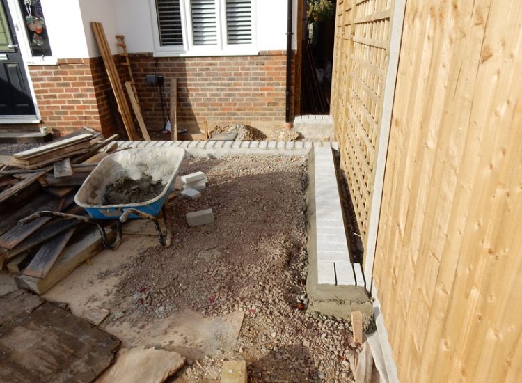Decorative Aggregate Driveway Farnham, Surrey, GU9 - Old English limestone chippings framed with a crisp and neat edging of sawn granite setts. Decorative Aggregate Driveway Farnham, Surrey, GU9 - Old English limestone chippings framed with a crisp and neat edging of sawn granite setts.