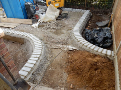 Decorative Aggregate Driveway Farnham, Surrey, GU9 - Old English limestone chippings framed with a crisp and neat edging of sawn granite setts. Decorative Aggregate Driveway Farnham, Surrey, GU9 - Old English limestone chippings framed with a crisp and neat edging of sawn granite setts.