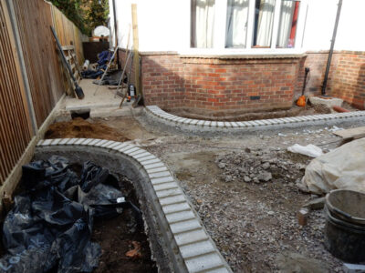 Decorative Aggregate Driveway Farnham, Surrey, GU9 - Old English limestone chippings framed with a crisp and neat edging of sawn granite setts. Decorative Aggregate Driveway Farnham, Surrey, GU9 - Old English limestone chippings framed with a crisp and neat edging of sawn granite setts.
