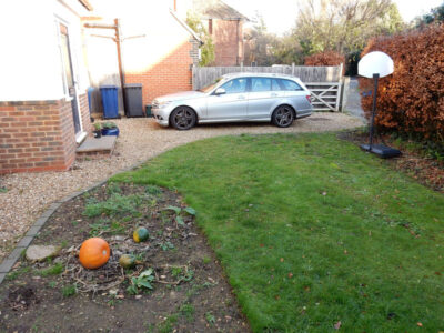 Decorative Aggregate Driveway Farnham, Surrey, GU9 - Old English limestone chippings framed with a crisp and neat edging of sawn granite setts. Decorative Aggregate Driveway Farnham, Surrey, GU9 - Old English limestone chippings framed with a crisp and neat edging of sawn granite setts.