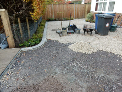 Decorative Aggregate Driveway Farnham, Surrey, GU9 - Old English limestone chippings framed with a crisp and neat edging of sawn granite setts. Decorative Aggregate Driveway Farnham, Surrey, GU9 - Old English limestone chippings framed with a crisp and neat edging of sawn granite setts.