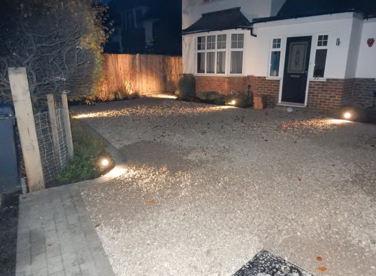 Decorative Aggregate Driveway Farnham, Surrey, GU9 - Old English limestone chippings framed with a crisp and neat edging of sawn granite setts. Decorative Aggregate Driveway Farnham, Surrey, GU9 - Old English limestone chippings framed with a crisp and neat edging of sawn granite setts.