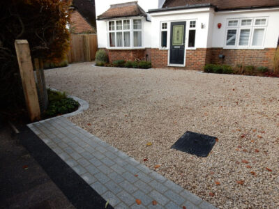 Decorative Aggregate Driveway Farnham, Surrey, GU9 - Old English limestone chippings framed with a crisp and neat edging of sawn granite setts. Decorative Aggregate Driveway Farnham, Surrey, GU9 - Old English limestone chippings framed with a crisp and neat edging of sawn granite setts.
