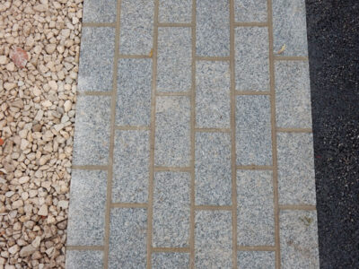 Decorative Aggregate Driveway Farnham, Surrey, GU9 - Old English limestone chippings framed with a crisp and neat edging of sawn granite setts. Decorative Aggregate Driveway Farnham, Surrey, GU9 - Old English limestone chippings framed with a crisp and neat edging of sawn granite setts.
