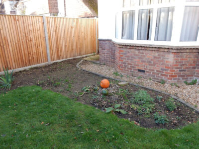 Decorative Aggregate Driveway Farnham, Surrey, GU9 - Old English limestone chippings framed with a crisp and neat edging of sawn granite setts. Decorative Aggregate Driveway Farnham, Surrey, GU9 - Old English limestone chippings framed with a crisp and neat edging of sawn granite setts.