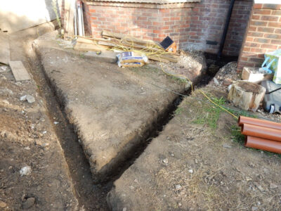 Decorative Aggregate Driveway Farnham, Surrey, GU9 - Old English limestone chippings framed with a crisp and neat edging of sawn granite setts. Decorative Aggregate Driveway Farnham, Surrey, GU9 - Old English limestone chippings framed with a crisp and neat edging of sawn granite setts.