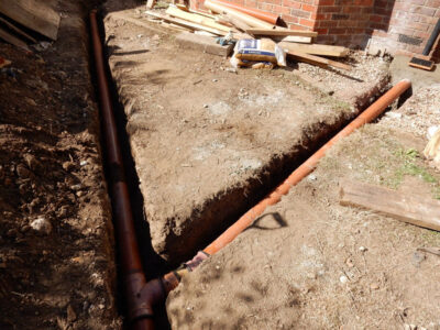 Decorative Aggregate Driveway Farnham, Surrey, GU9 - Old English limestone chippings framed with a crisp and neat edging of sawn granite setts. Decorative Aggregate Driveway Farnham, Surrey, GU9 - Old English limestone chippings framed with a crisp and neat edging of sawn granite setts.