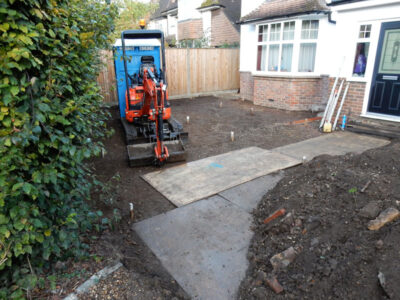 Decorative Aggregate Driveway Farnham, Surrey, GU9 - Old English limestone chippings framed with a crisp and neat edging of sawn granite setts. Decorative Aggregate Driveway Farnham, Surrey, GU9 - Old English limestone chippings framed with a crisp and neat edging of sawn granite setts.