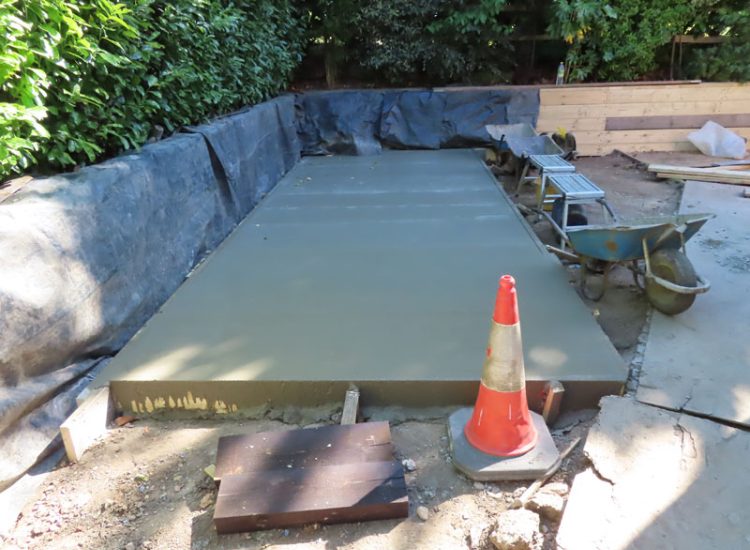 Timber Retaining Walling Claygate, Surrey, KT10 - Repair and replacement of sections of old, dilapidated timber walling.