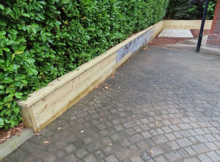 Timber Retaining Walling Claygate, Surrey, KT10 - Repair and replacement of sections of old, dilapidated timber walling.